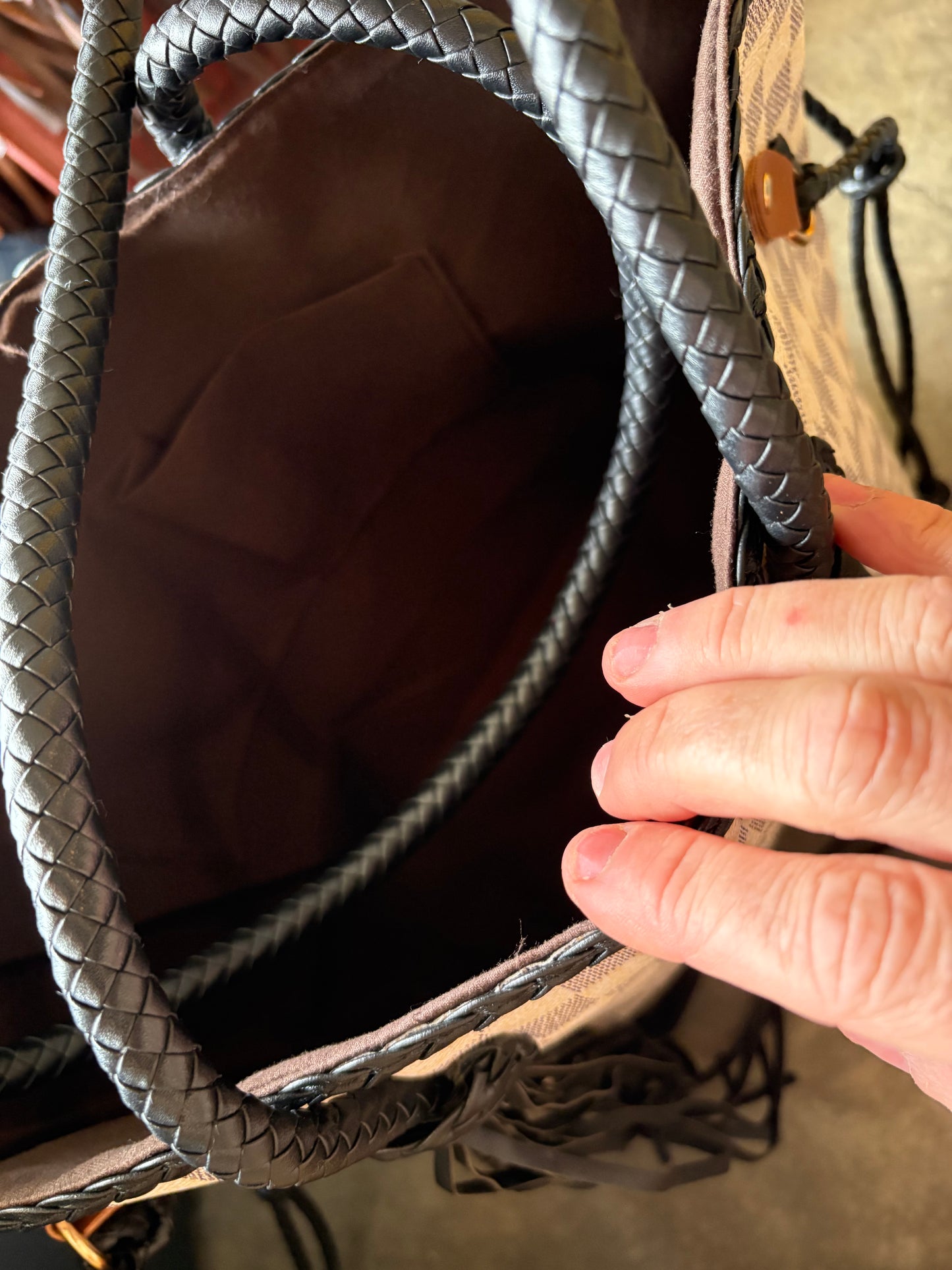 Black fringe white check never full