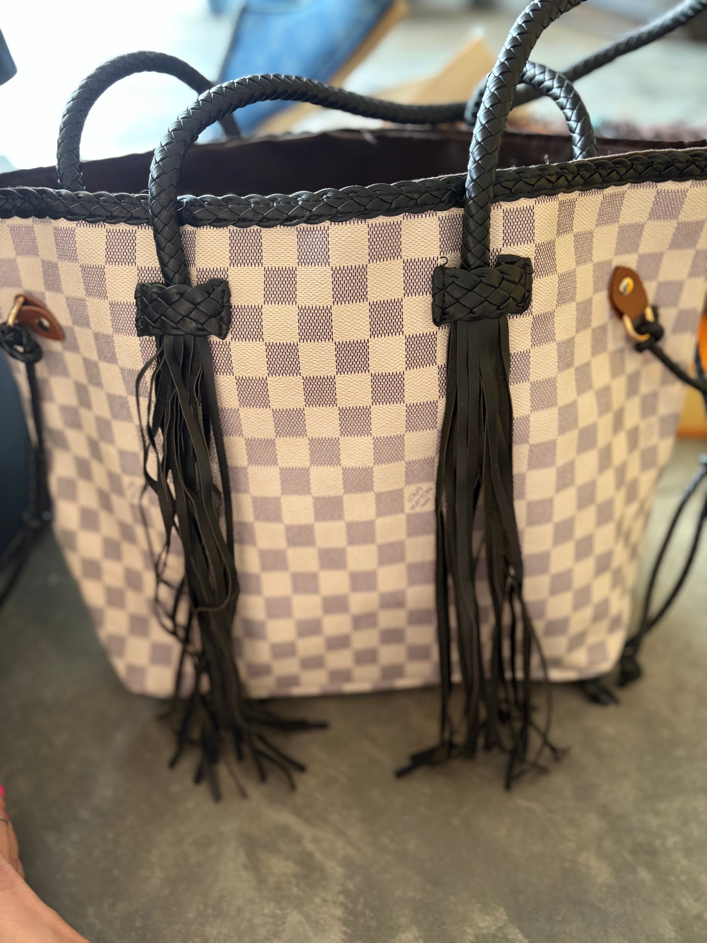 Black fringe white check never full